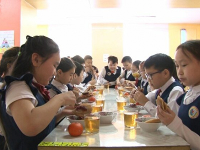 В школе дети питаются один раз в день. У первой смены — завтрак. В меню хлебобулочные изделия и фрукты